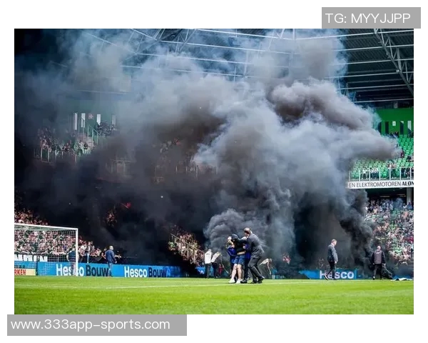 阿贾克斯比赛因球迷燃放烟花纪念逝者中断43分钟后被取消 阿贾克斯比赛因球迷燃放烟花纪念逝者中断43分钟后被取消